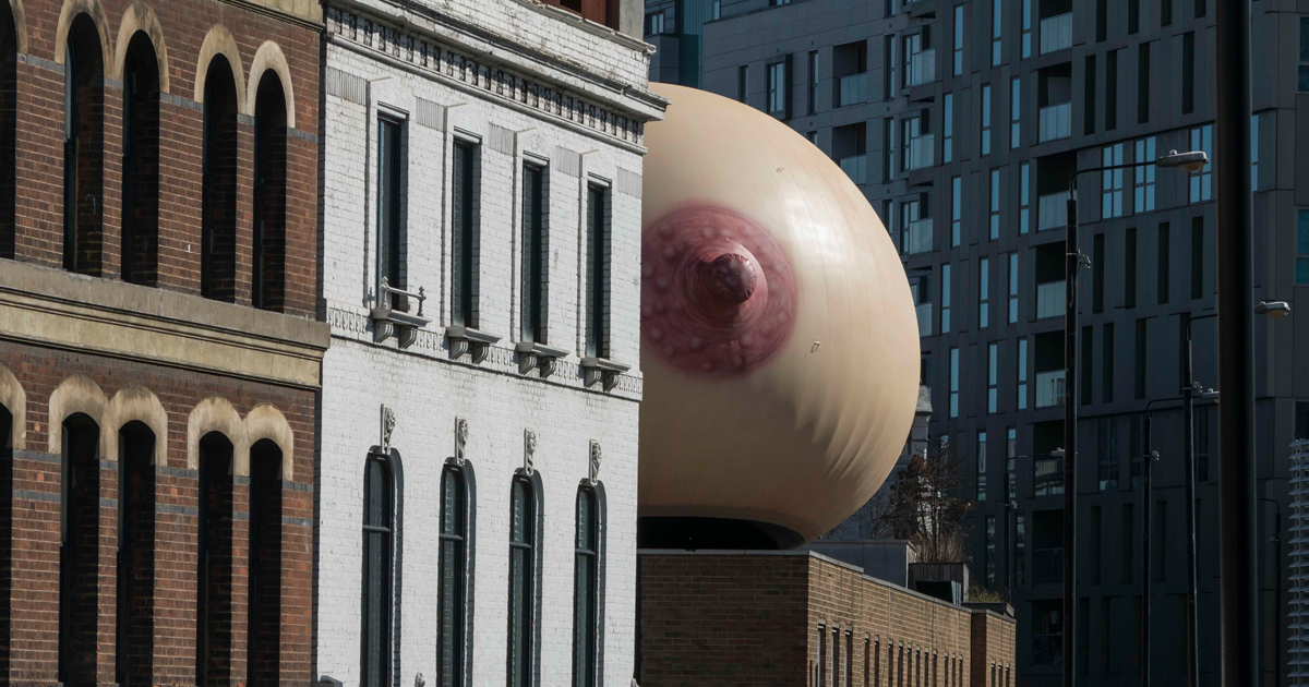 Alguém colocou uma mama gigante em cima de um edifício em Londres