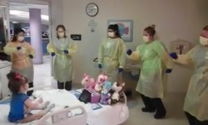 Enfermeiras fazem dança épica para animar menina de 3 anos internada no hospital