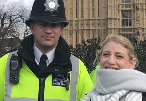Polícia herói tirou foto com turista minutos antes de morrer no atentado