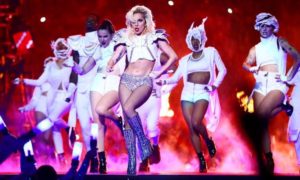 Lady Gaga veste-se de Drag queen e surpreende fãs