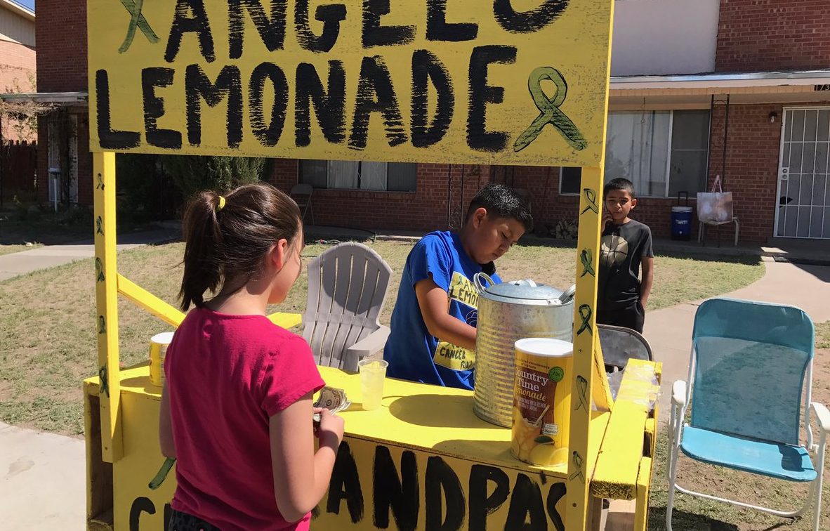 Menino de 9 anos vende limonada para ajudar o avô, doente com cancro
