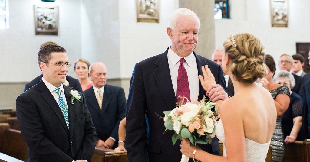Noiva foi levada ao altar pelo homem que recebeu o coração do pai num transplante