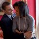 Barack e Michelle Obama acarinhados com palmas ao entrarem num restaurante&#8230;