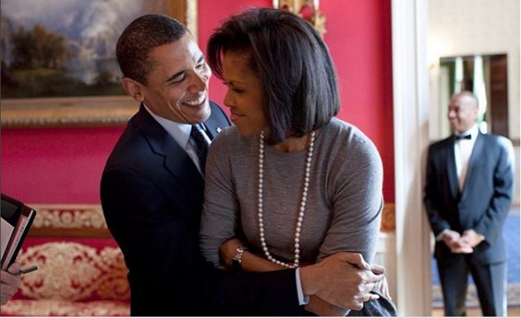 Barack e Michelle Obama acarinhados com palmas ao entrarem num restaurante&#8230;