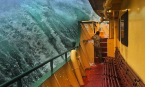 Imagens de ondas gigantes a atingir um ferry-boat de passageiros, metem medo só de ver