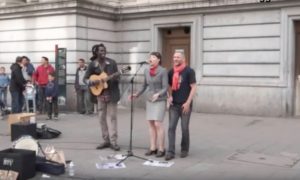 Artista de rua cantava Bob Marley, até que alguém se juntou a ele para um dueto incrível