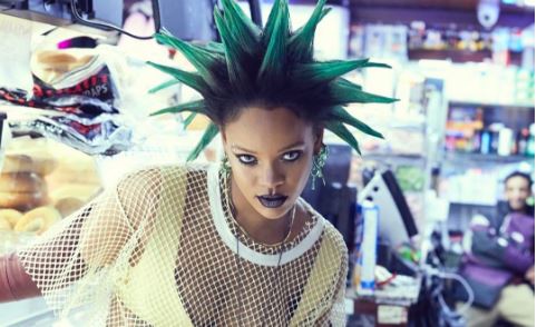 Rihanna com o cabelo verde numa edição &#8220;Break the Rules&#8221;&#8230;