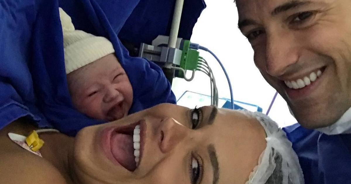 Esta selfie pós-parto  de cesariana é a imagem mais feliz que já vimos até hoje