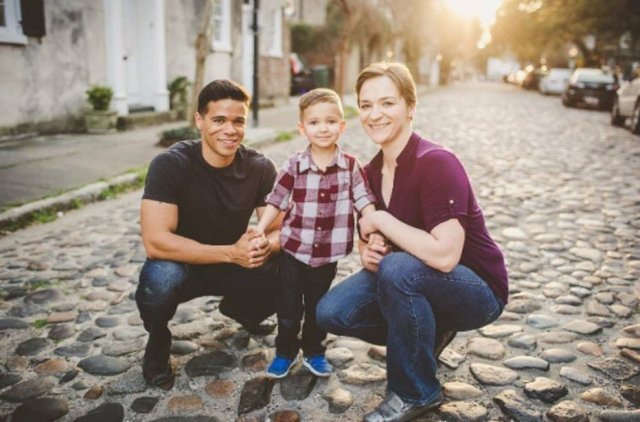 Casal divorciado junta-se todos os anos para tirar fotos de família com o filho