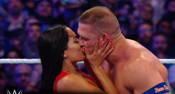 Estrela da WWE, John Cena pede Nikki Bella em casamento à frente de 60.000 pessoas