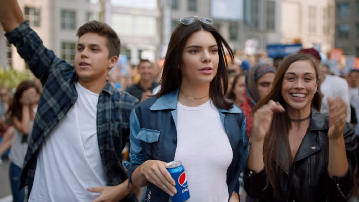 Kendall Jenner é estrela do novo anúncio da Pepsi, e a polémica instalou-se