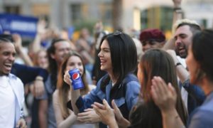 Depois das criticas, Pepsi retira anúncio com Kendall Jenner