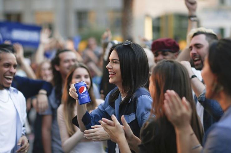 Depois das criticas, Pepsi retira anúncio com Kendall Jenner