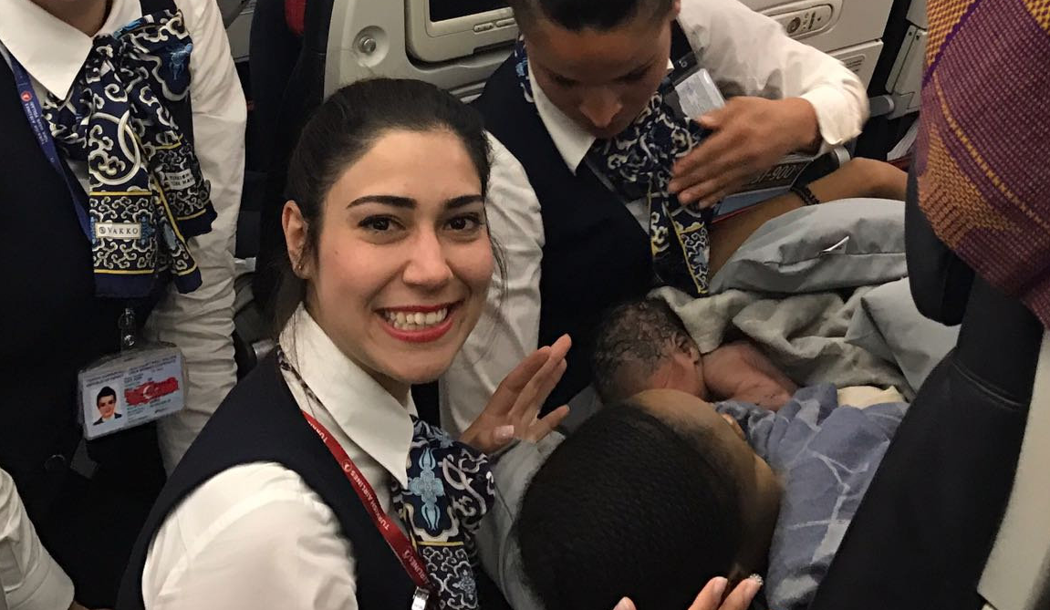 Mulher deu à luz em pleno voo, com a ajuda das hospedeiras de bordo