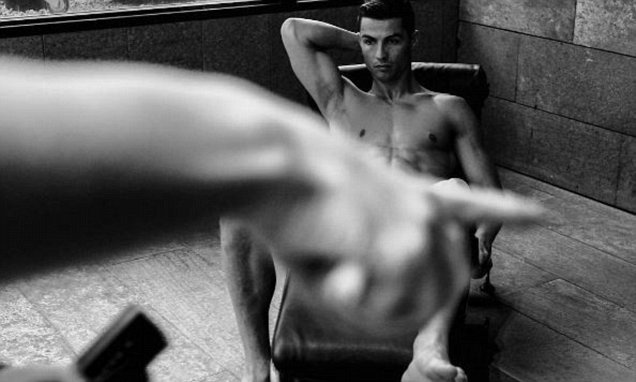 Cristiano Ronaldo publica foto quase nu, com teaser para nova campanha