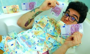 Youtuber português toma banho em 15.000€ em notas, e causa indignação nas redes sociais