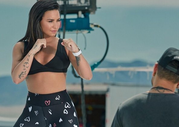 Demi Lovato lança linha de roupas desportivas