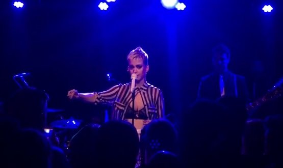 Katy Perry emocionou-se ao fazer homenagem ás vitimas de Manchester, num bar em Londres