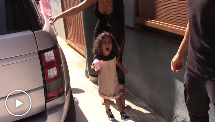 Filha de Kim Kardashian irrita-se com paparazzi&#8230;