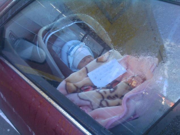 Bebé a dormir trancado num carro, e com bilhete na janela causa indignação