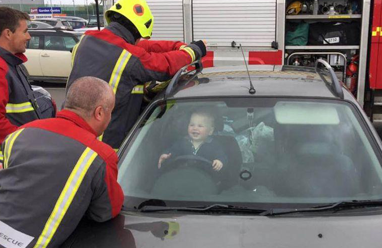Bebé trancou-se no carro, e adorou ver a operação de salvamento