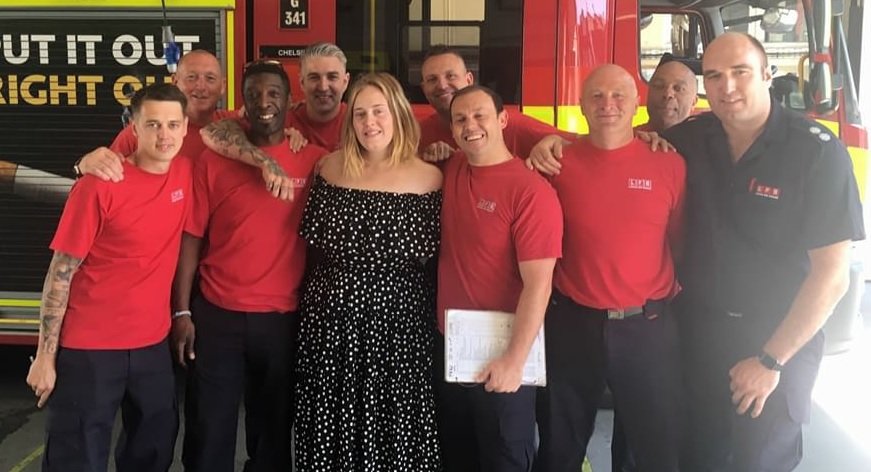 Adele passa tarde com bombeiros que estiveram na Grenfell Tower