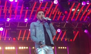 Adam Lambert apresentou o seu novo single &#8220;Two Fux&#8221; num concerto com os Queen