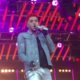 Adam Lambert apresentou o seu novo single &#8220;Two Fux&#8221; num concerto com os Queen