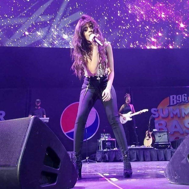 Camila Cabello canta três músicas inéditas num concerto