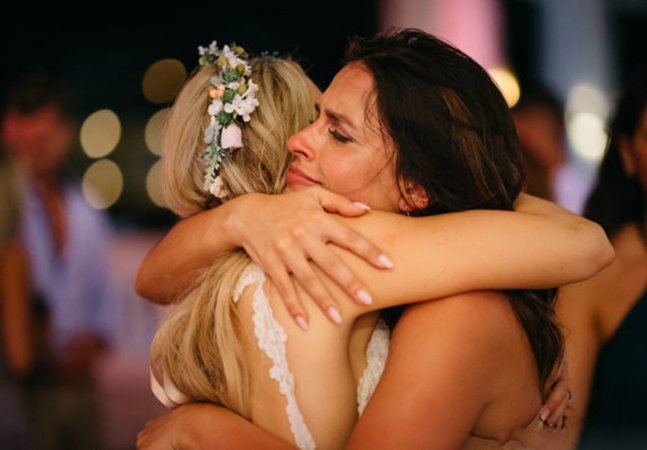 Foi pedida em casamento no dia do casamento da melhor amiga, e a emoção foi mais que muita