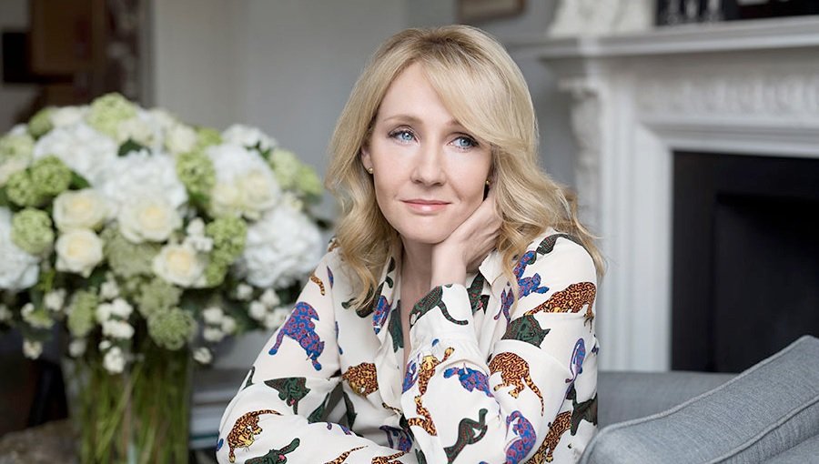 J.K.Rowling condecorada pela Rainha Elisabete II