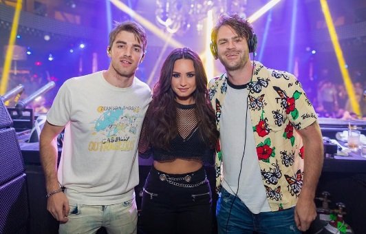 Demi Lovato sobe a cabine durante show dos The Chainsmokers para cantar ao vivo