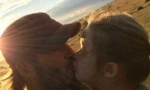 David Beckham responde aos críticos depois de ter beijado a filha na boca