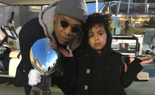 Blue Ivy, 5 anos, segue as pisadas do pai e faz rap em freestyle no novo álbum de Jay-Z
