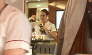Hospedeira filmada a &#8220;reciclar&#8221; champanhe em voo da Emirates