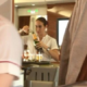 Hospedeira filmada a &#8220;reciclar&#8221; champanhe em voo da Emirates