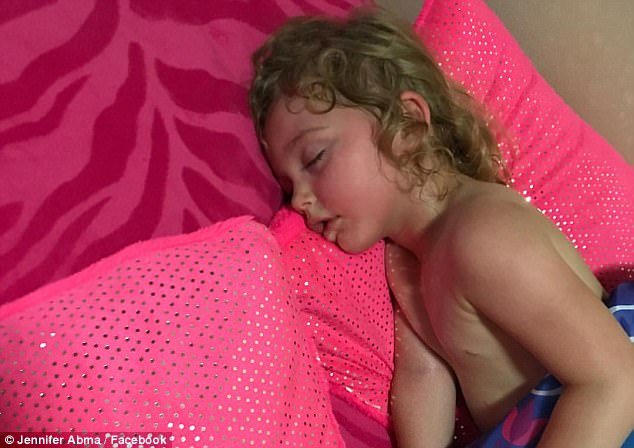 Esta menina demorou 20 minutos a acordar, resultado de uma insolação, no quarto, durante o sono!