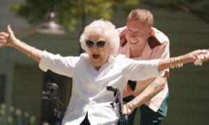 Avó de Macklemore, com 100 anos, é estrela do seu novo videoclipe &#8220;Glorious&#8221;