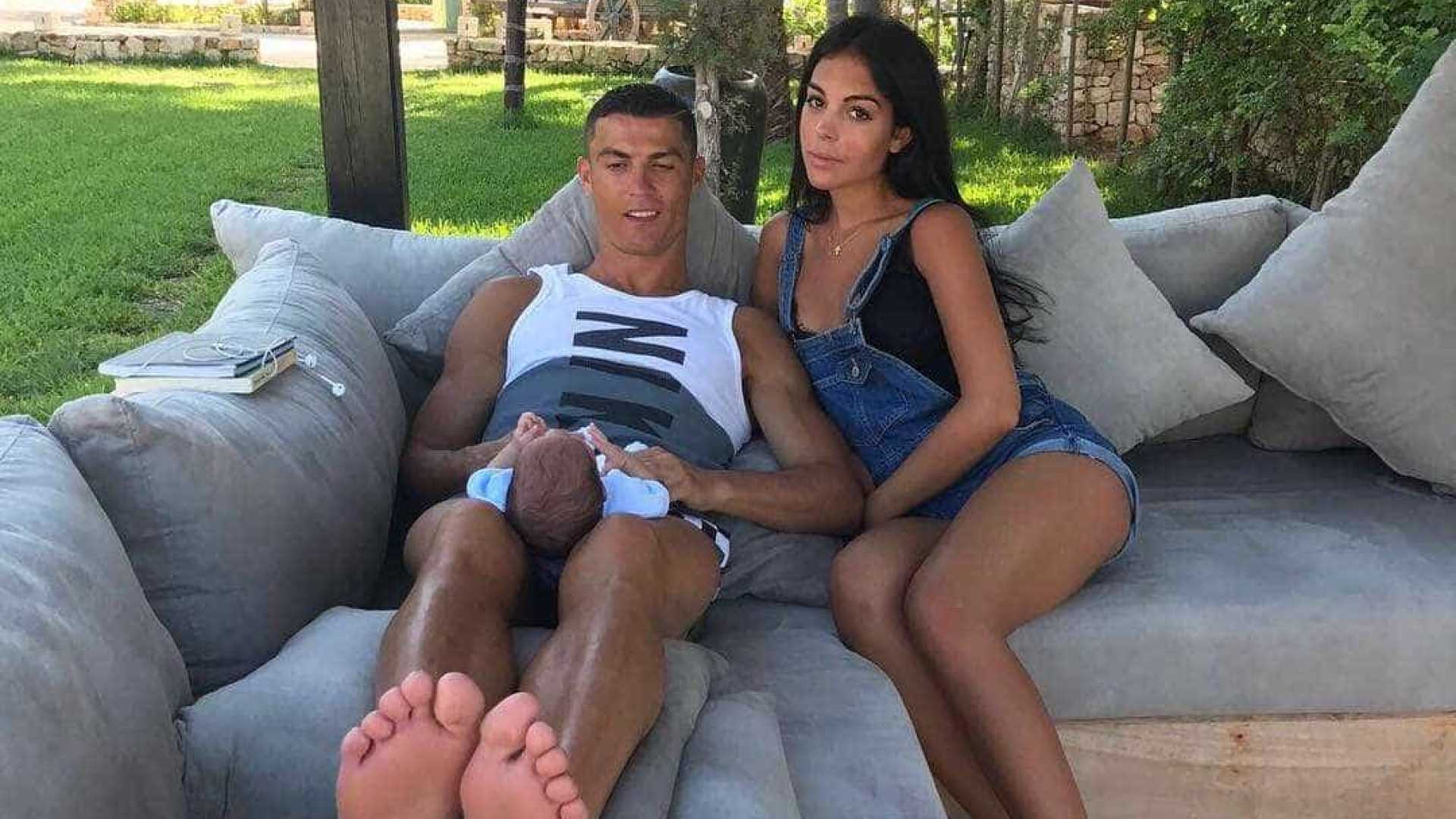 Cristiano Ronaldo partilha momento de ternura com Mateo, acompanha por Georgina