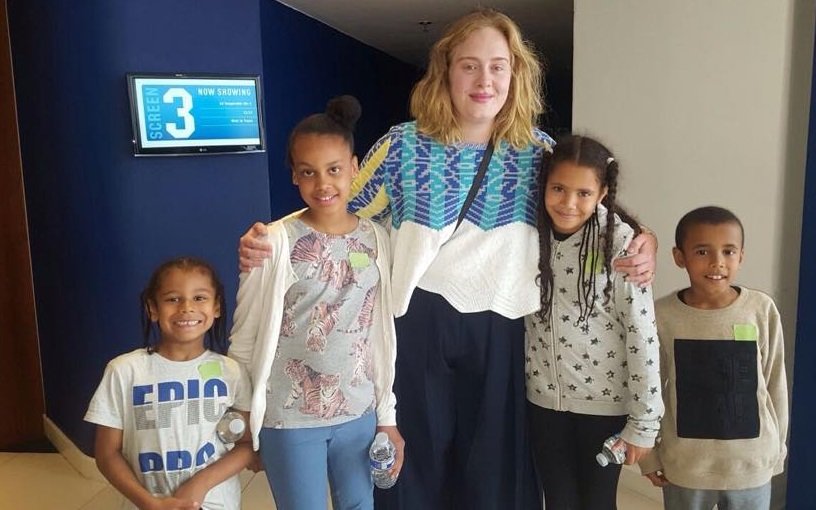 Adele leva crianças vitimas da tragédia de Grenfell ao cinema