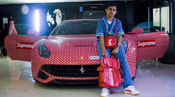 Aos 15 anos um Ferrari não chegava, forrou-o com imagem da Louis Vuitton
