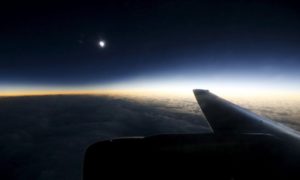 Vídeo capta o eclipse solar de um avião. O resultado é magistral