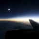 Vídeo capta o eclipse solar de um avião. O resultado é magistral