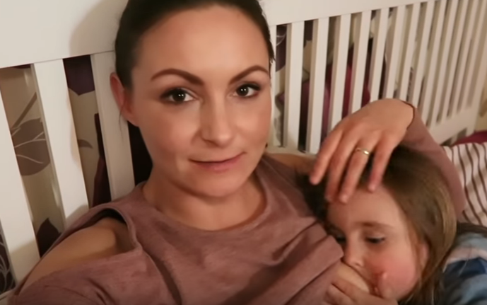 Mãe publica vídeo a amamentar filha de 4 anos, é insultada, e responde aos críticos