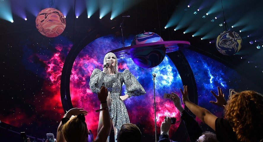 &#8220;Witness: The Tour&#8221; está aí, Katy Perry de regresso aos palcos