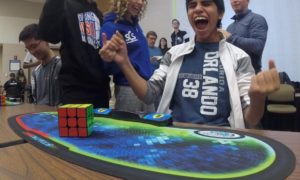 Rapaz de 15 anos bate recorde do mundo no Cubo de Rubik