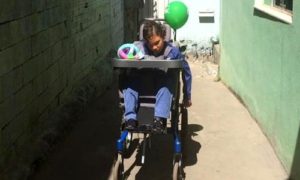 Menino com deficiência foi deixado na escola em dia de excursão