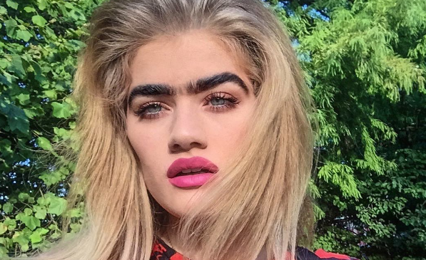 Modelo grega com sobrancelhas unidas faz sucesso no Instagram