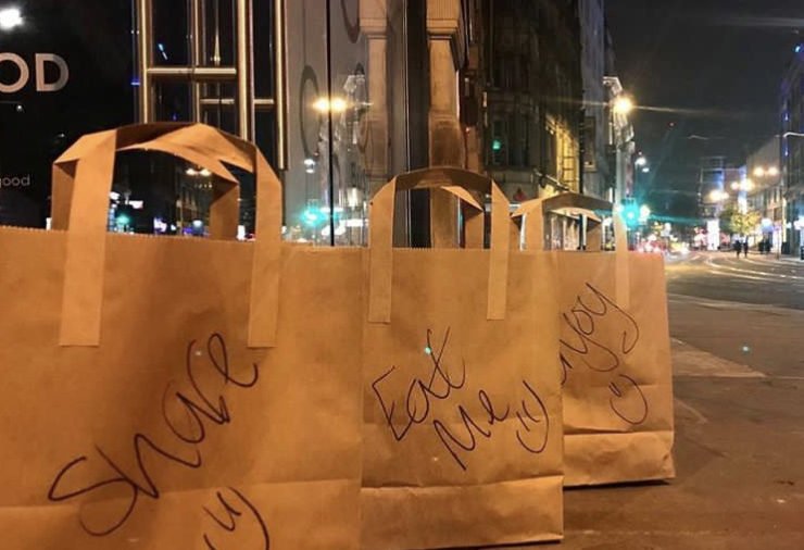 Restaurante prepara sacos de comida para os sem-abrigo todas as noites