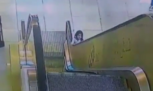 Menina fica presa numa escada rolante, e foi salva nos últimos instantes